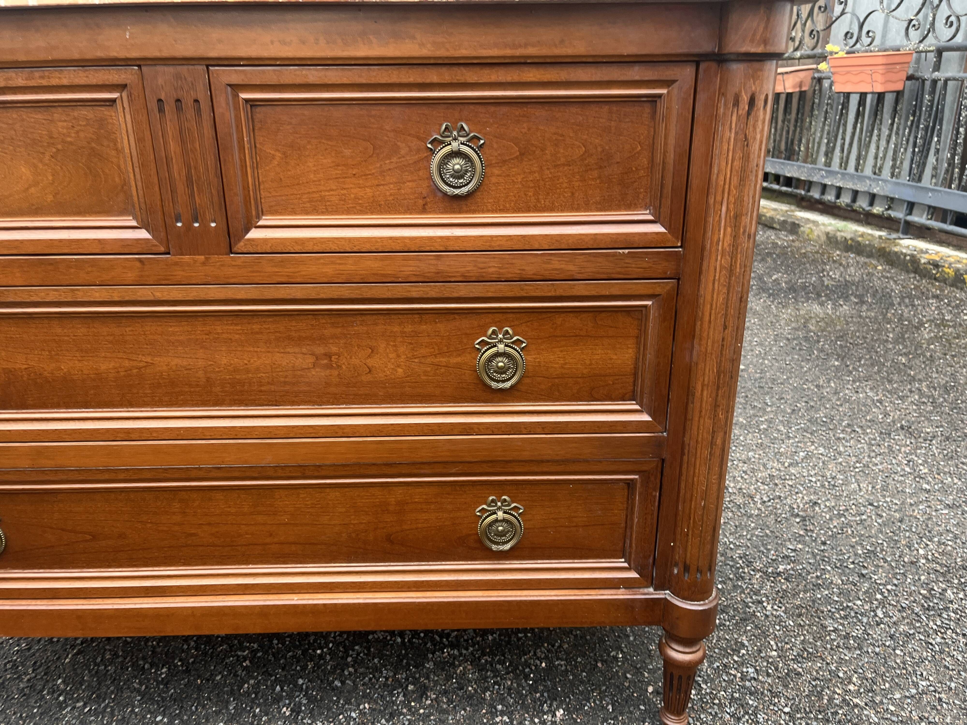 Commode de style Louis XVI en bois naturel, à quatre tiroirs, dessus de mar