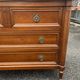 Commode de style Louis XVI en bois naturel, à quatre tiroirs, dessus de mar