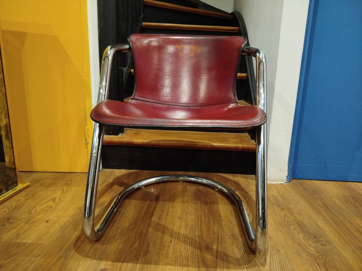 Chaise cantilever vintage cuir & chrome – design 60s/70s