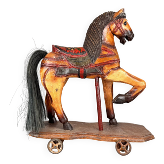 Cheval en bois vintage sur roues