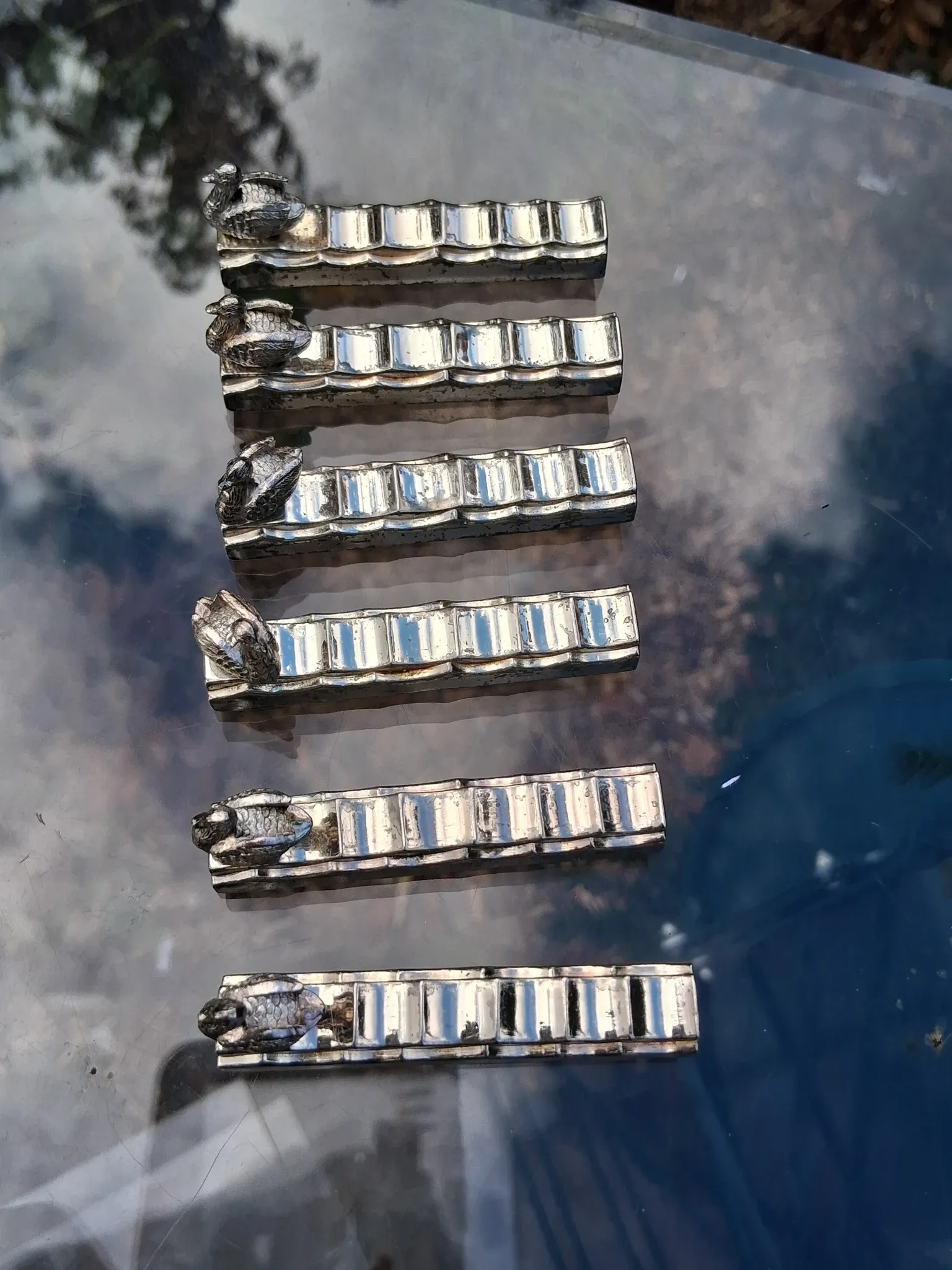 6 animal-shaped metal knife rests in very good condition.