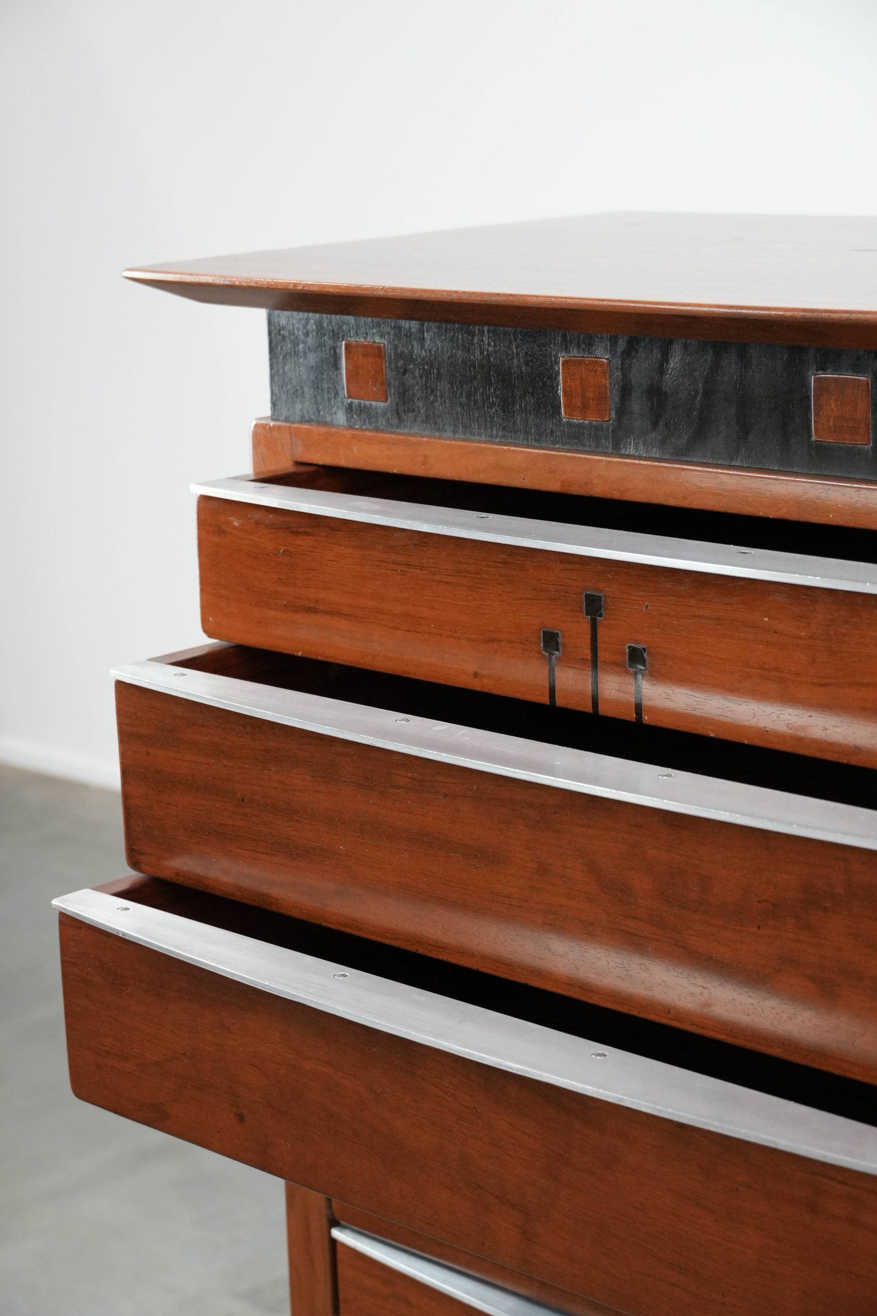 Beautiful Art Deco design chest of drawers with 7 drawers