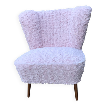 Chaise cocktail vintage en fausse fourrure rose pâle, pieds en hêtre massif - années 1950