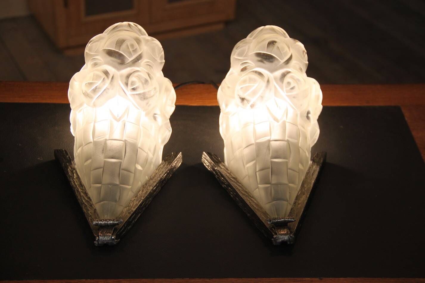 Pair of art deco glass wall lights signed dégue, hammered wrought iron.