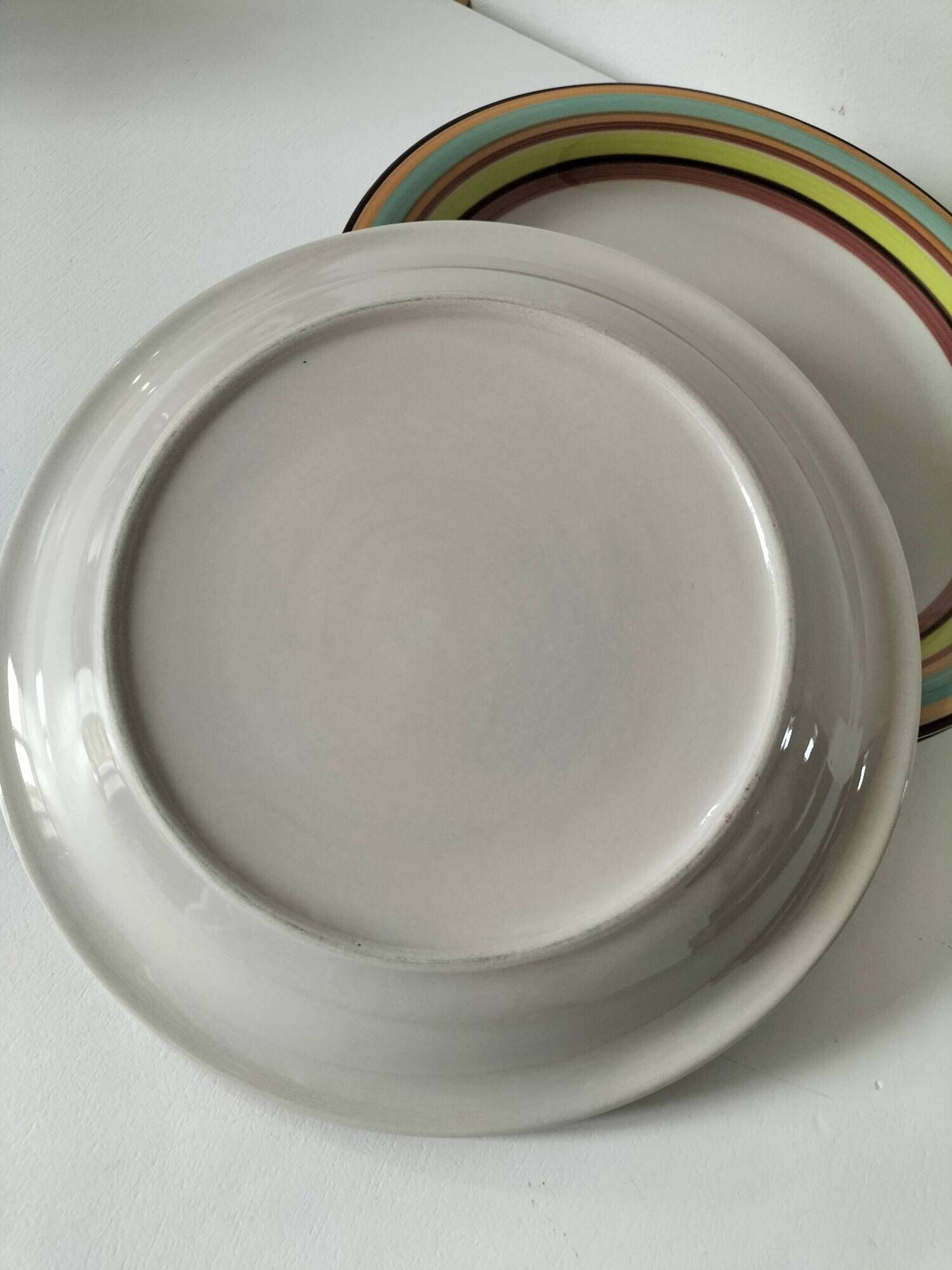 4 large graphic plates with multicoloured stripes – 26 cm