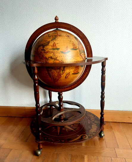 Vintage world map bar