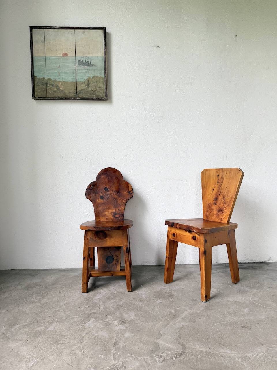 Paire de chaises brutalistes savoyardes en pin