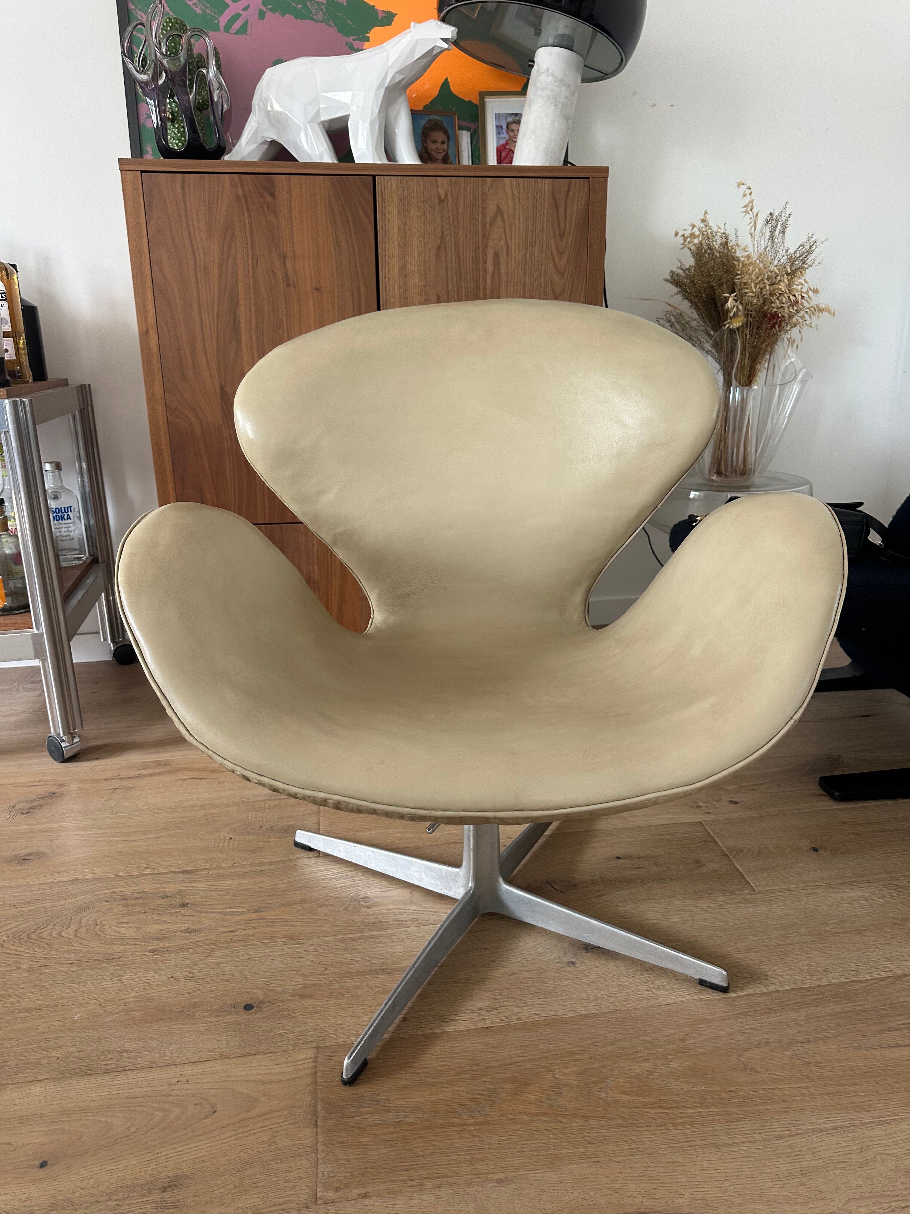 Swan Chair Arne Jacobsen first edition Fritz Hansen 1960s