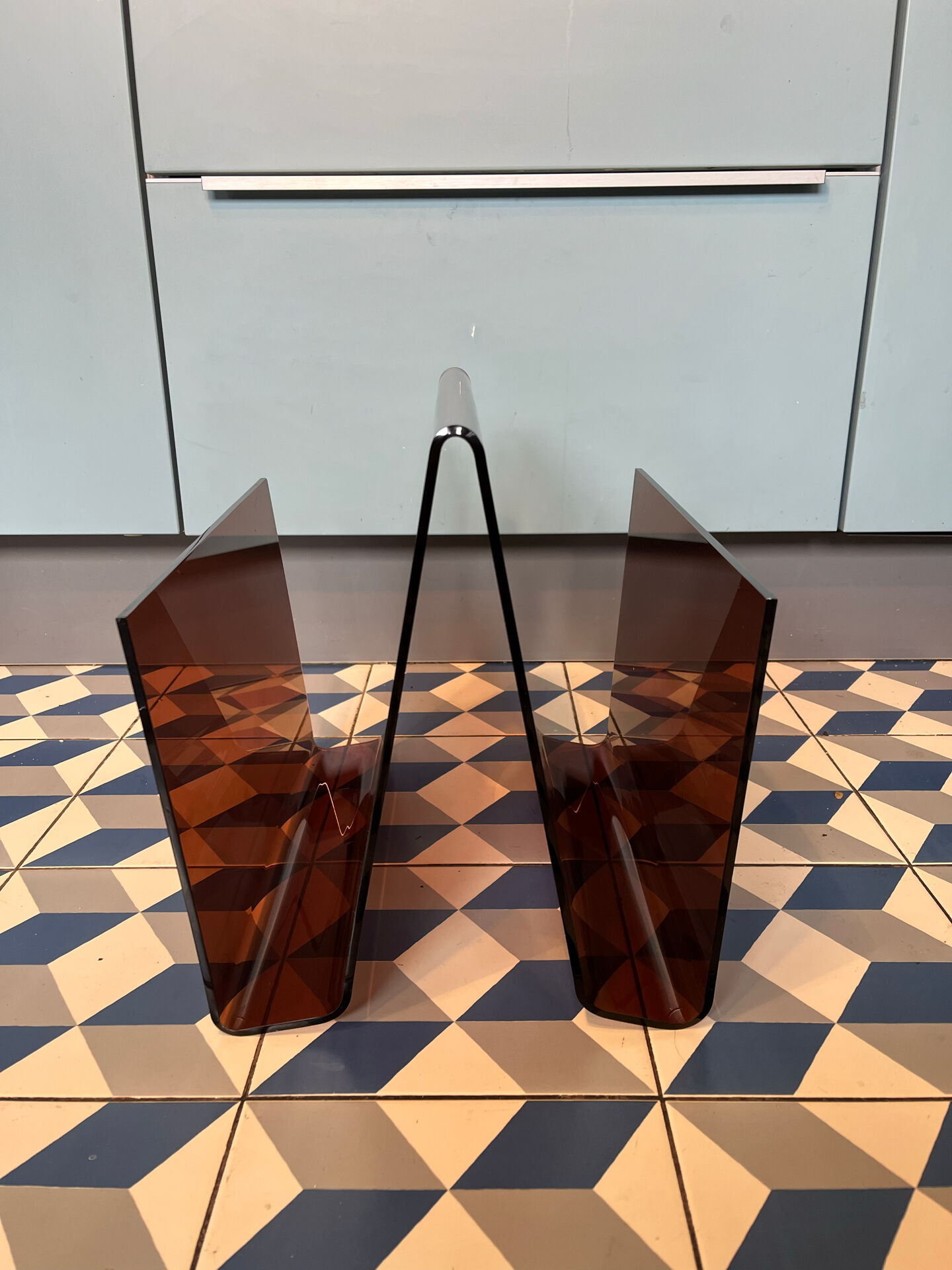 Magazine holder Michel Dumas smoked Plexiglas