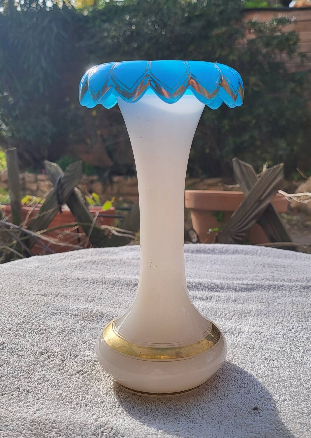 Vase in soapy opaline and flag blue corolla