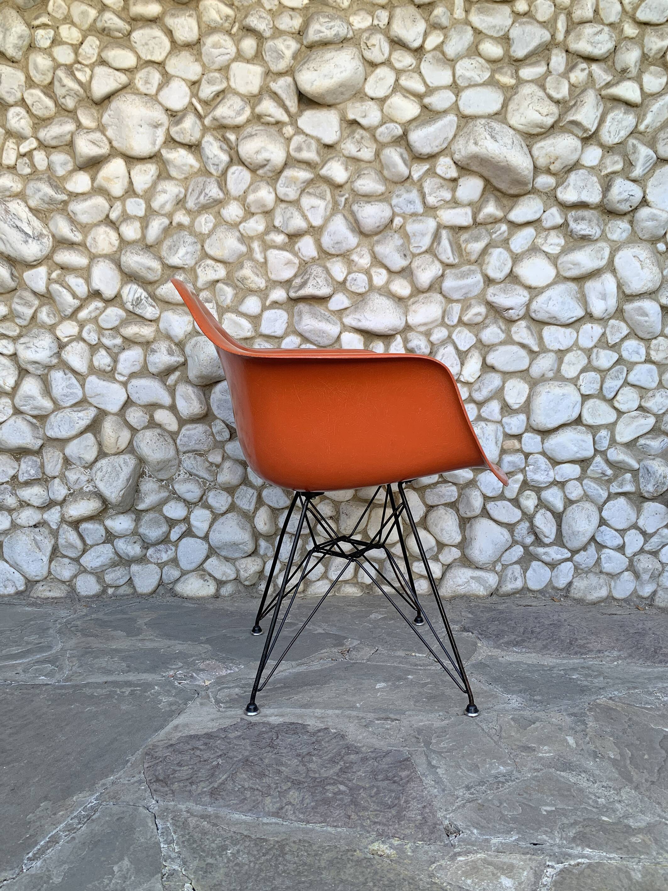 Fauteuil Eames DAR orange, base Eiffel originale, Herman Miller, 1960