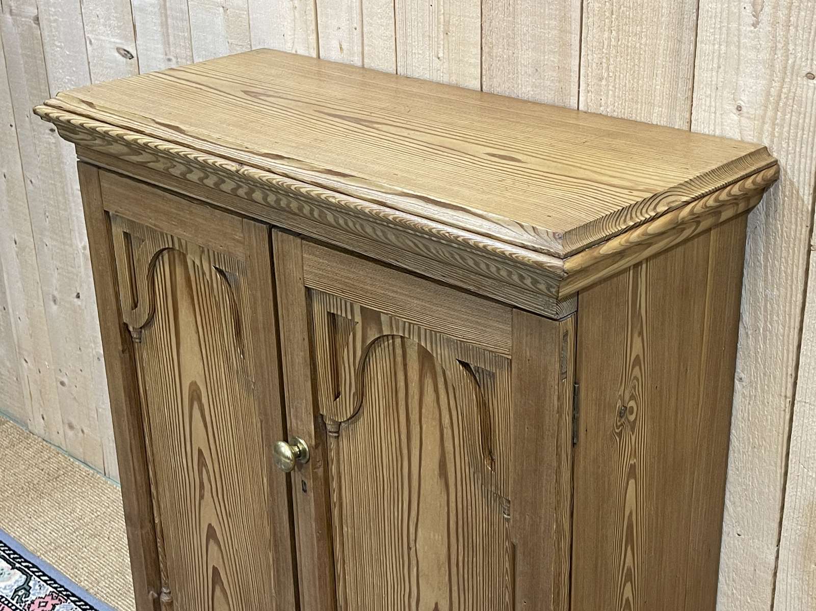 English buffet XIXth in pitch pine