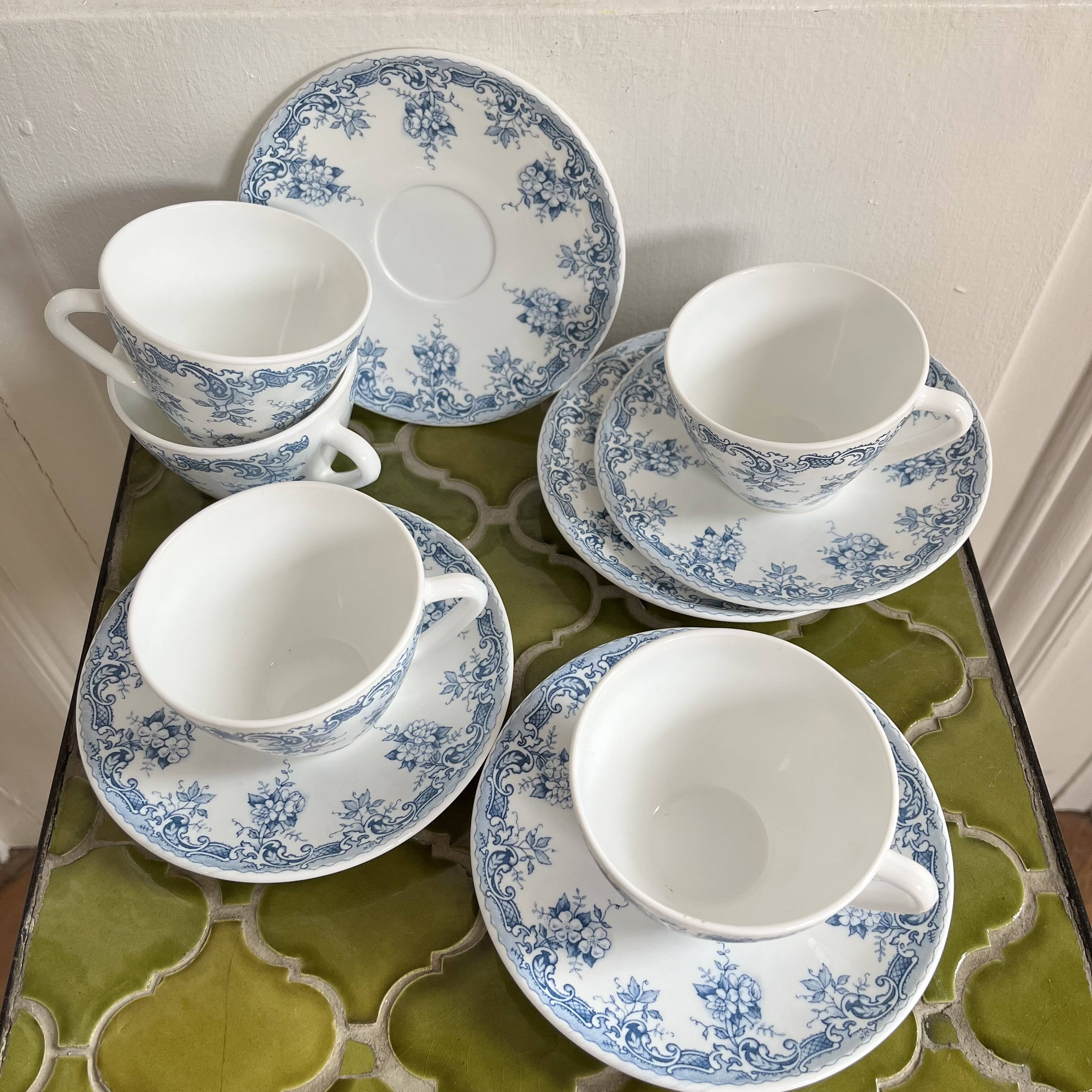 5 coffee cups with blue flower decor from the 70s
