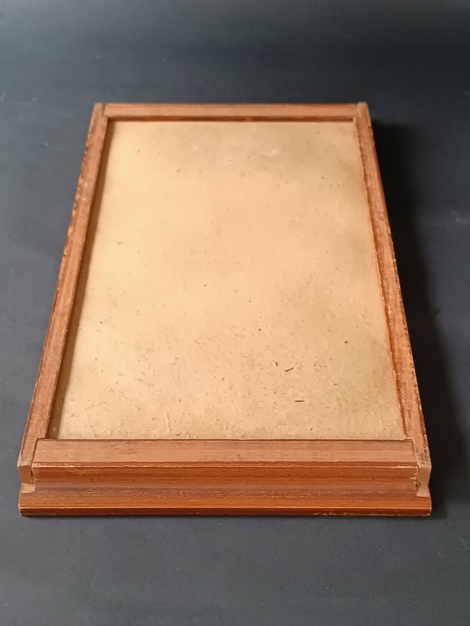 Deux plateaux en bois et verre