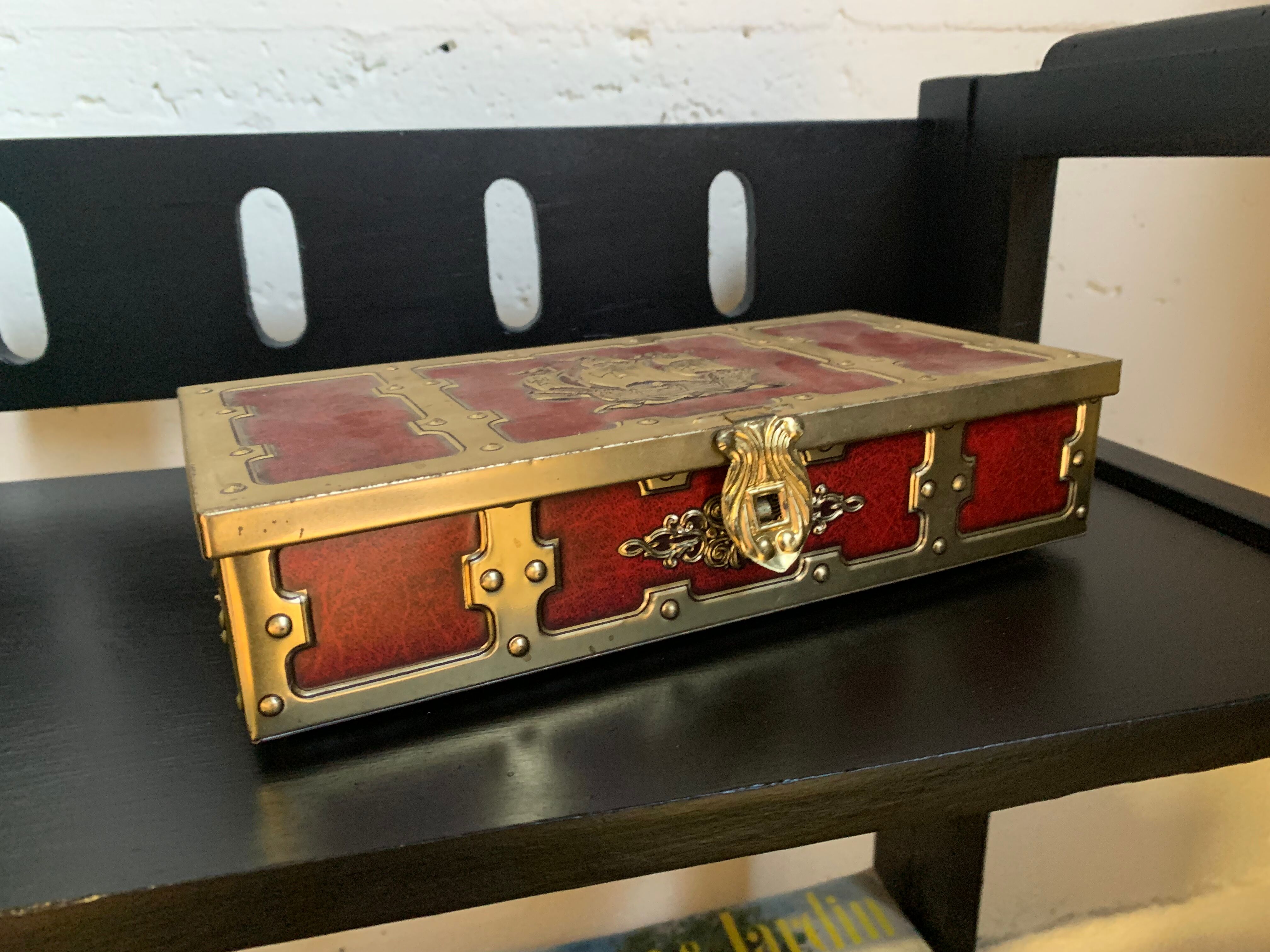 Boîte métal à décor de pirate