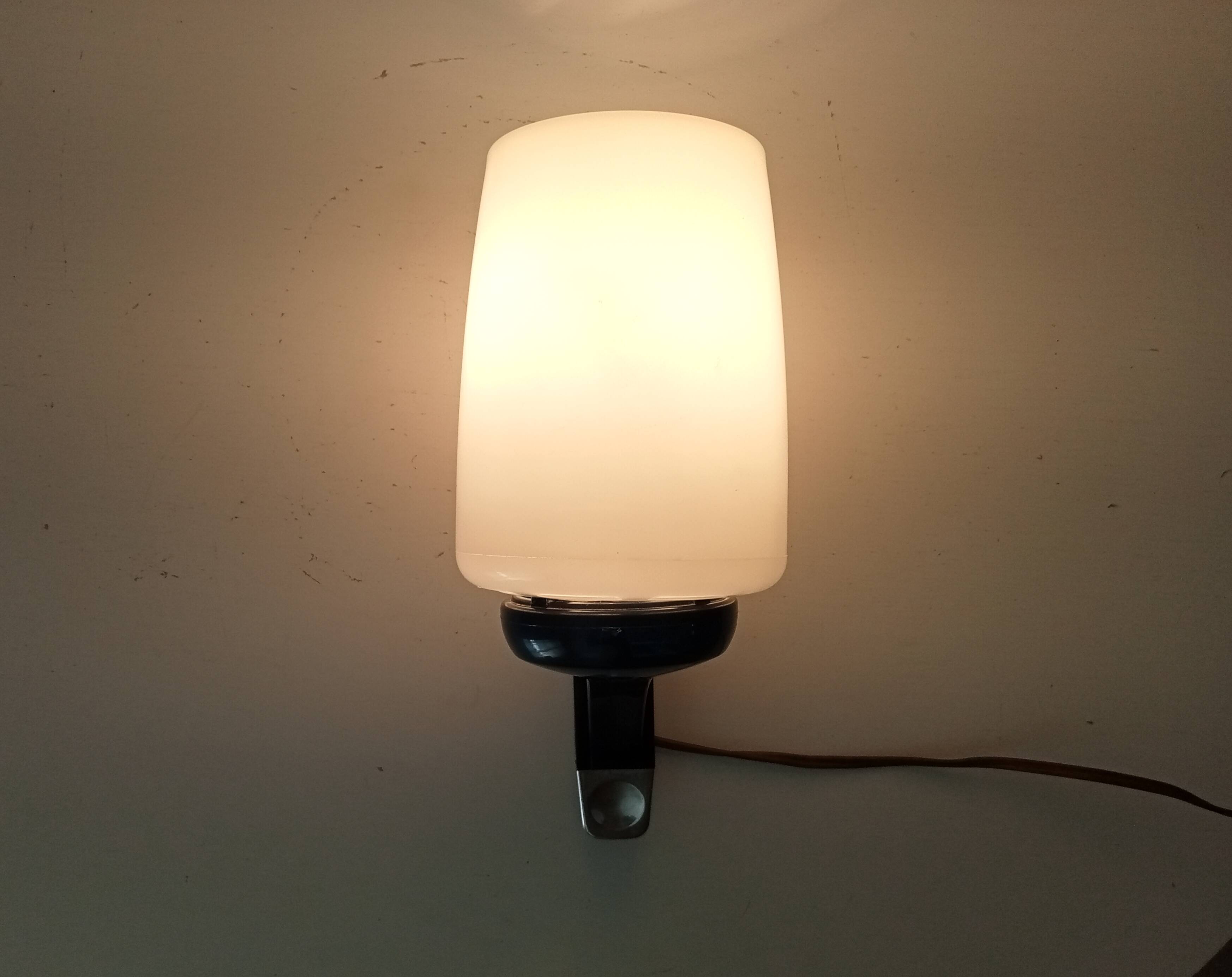 Grosfillex Space Age wall light from the 70s