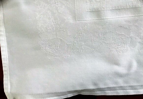 Two old linen damascenen towels in white color