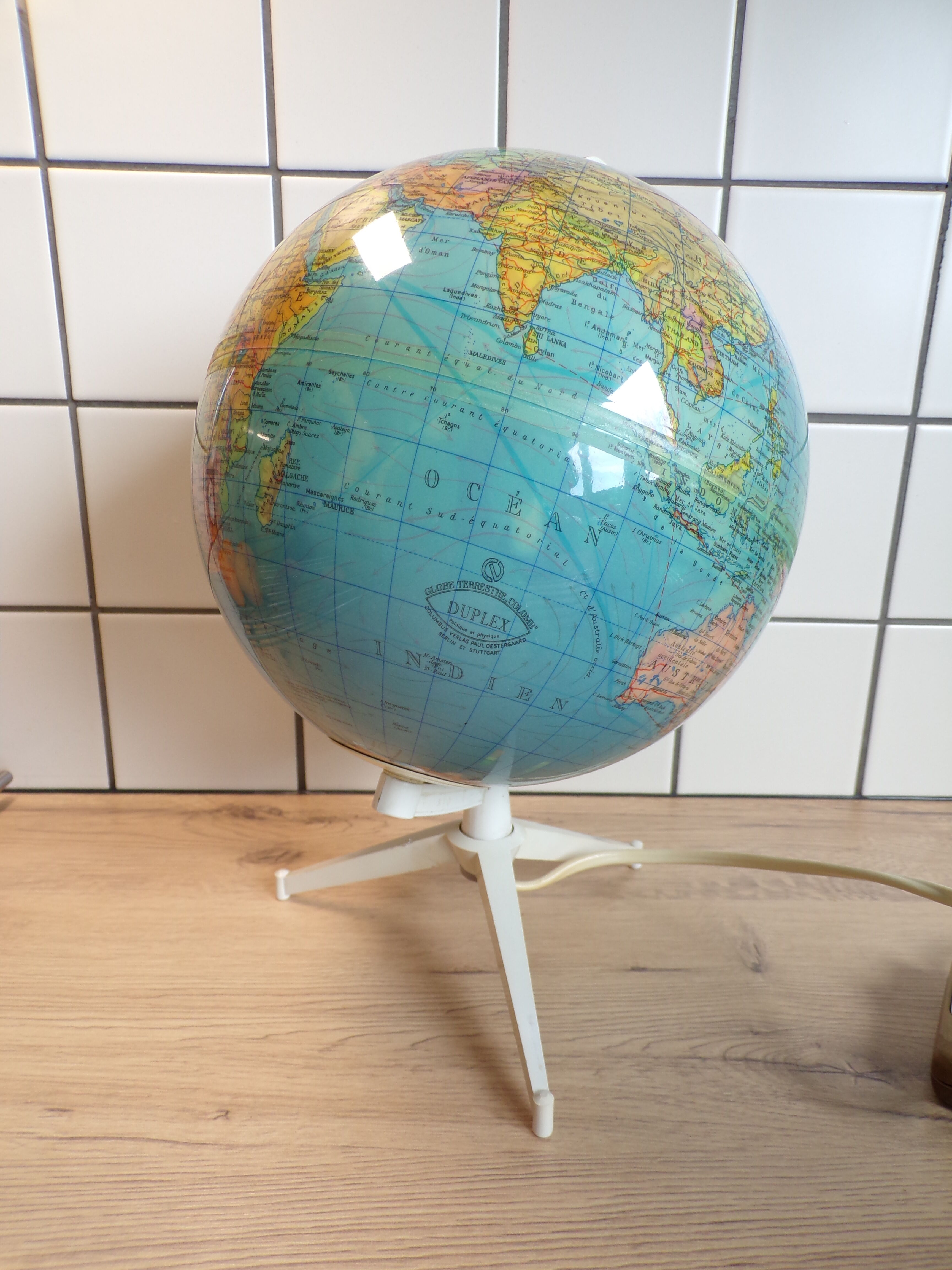 Bright Globe Vintage Duplex