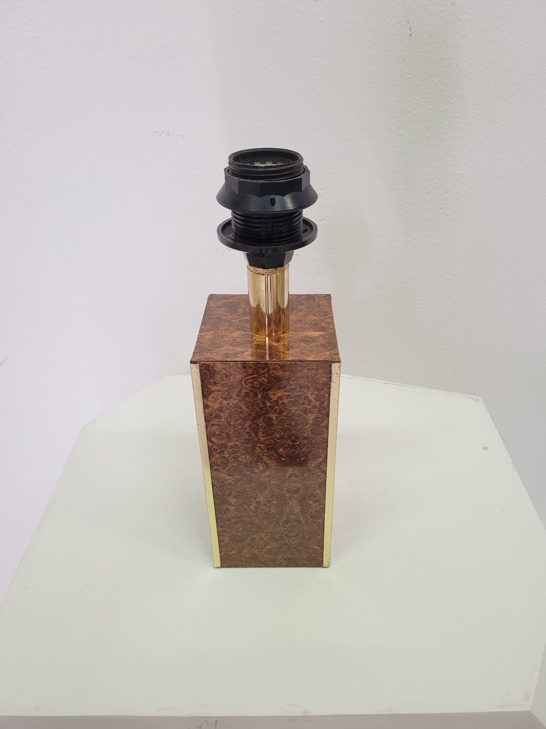 Vintage lamp in elm burl and brass from the 1970s