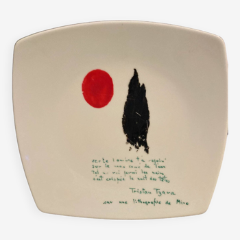 Assiette porcelaine illustrée d'un texte de Tristan Tzara sur une lithographie de Juan MIRO