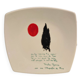 Assiette porcelaine illustrée d'un texte de Tristan Tzara sur une lithographie de Juan MIRO