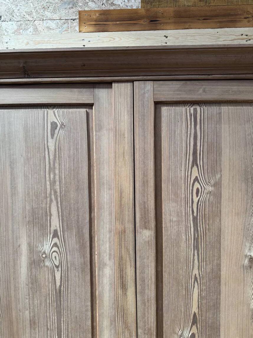 Large workshop wardrobe in pitch pine - Early 20th century