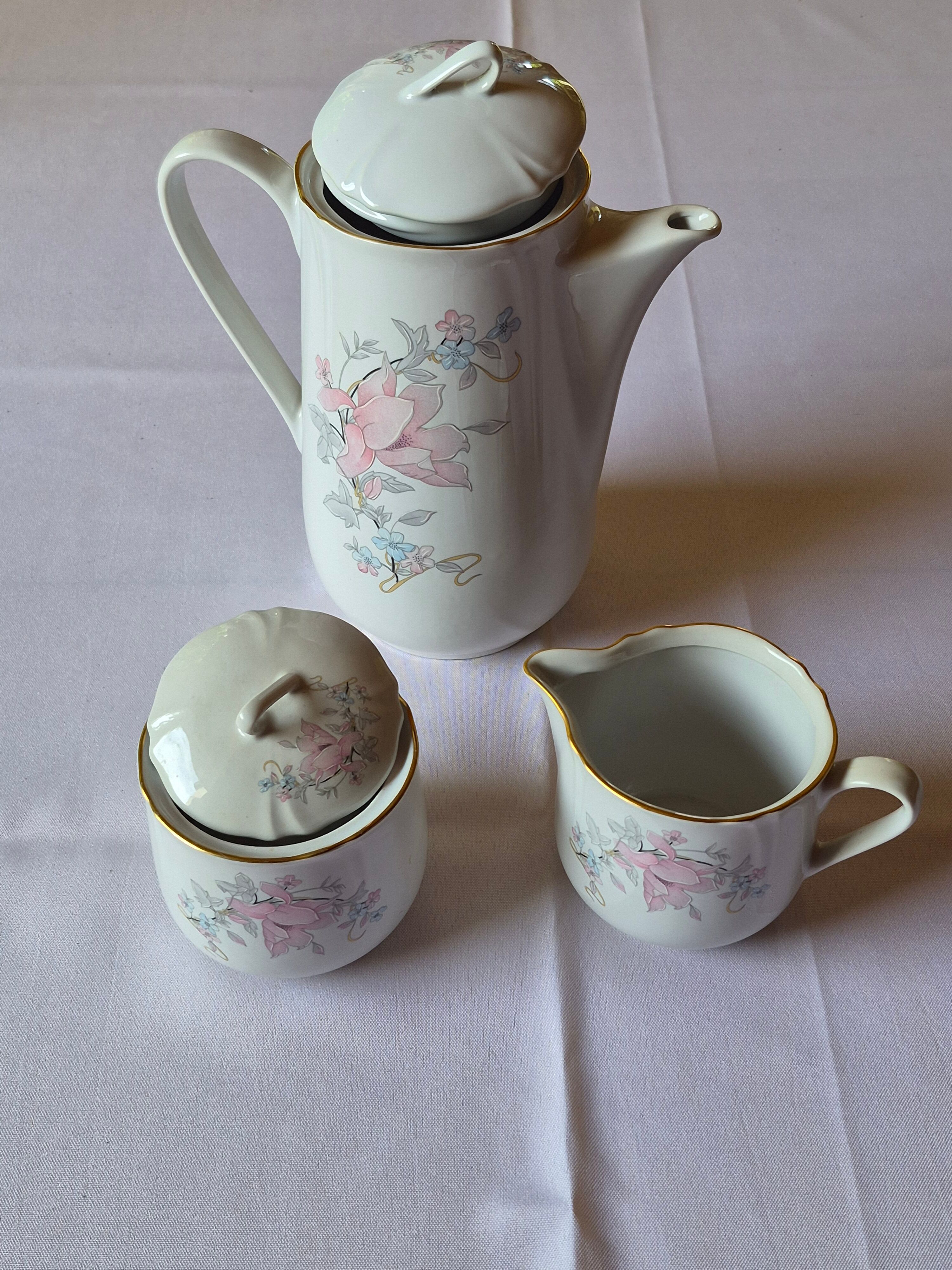 Cafetière, sucrier et pot à lait