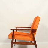 Fauteuil moderne en velours orange papaye bois brun foncé 1970 style scandinave