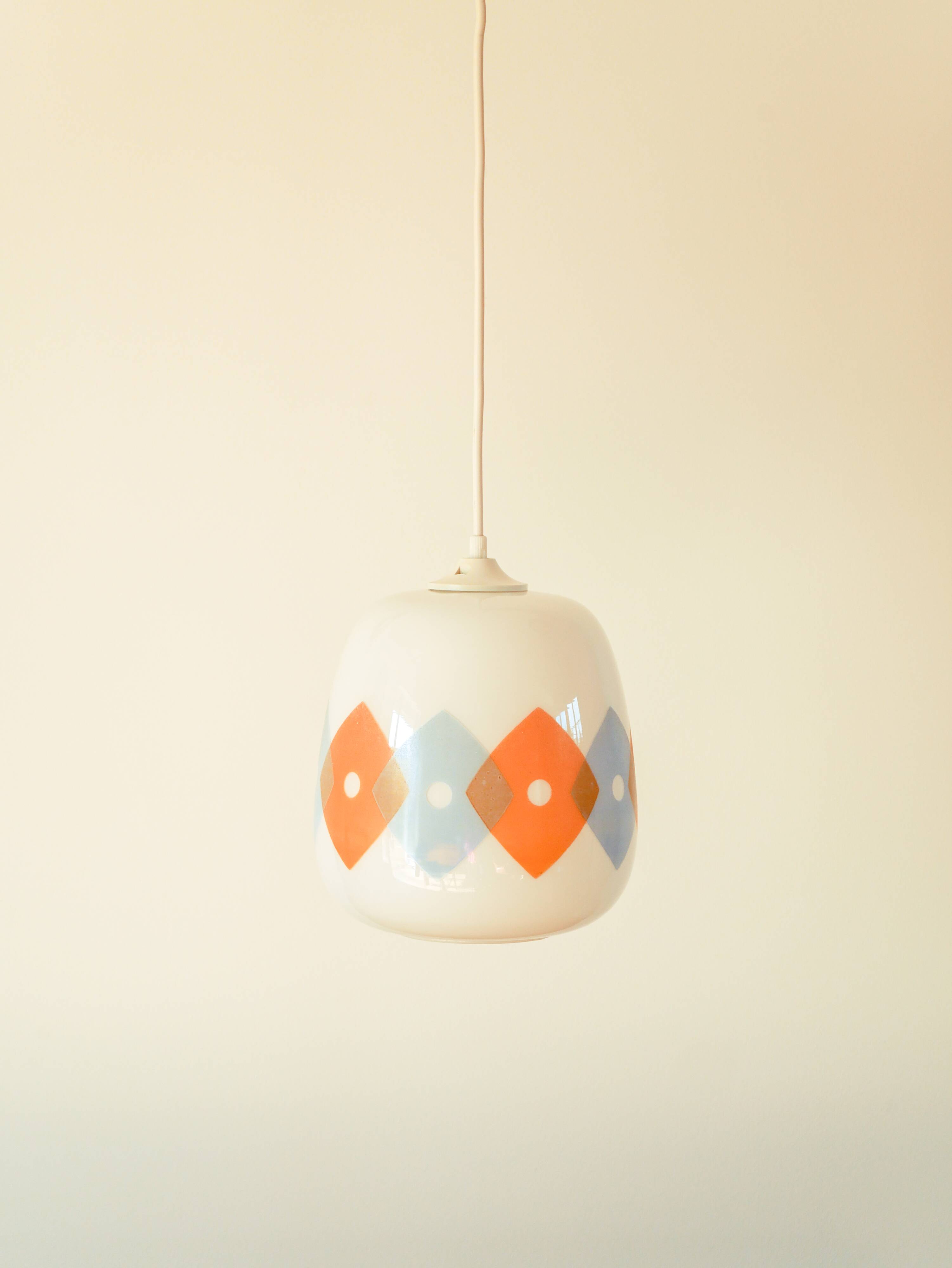 Suspension en opaline blanche à motifs géométriques orange et bleu Design 1970