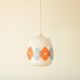 Suspension en opaline blanche à motifs géométriques orange et bleu Design 1970