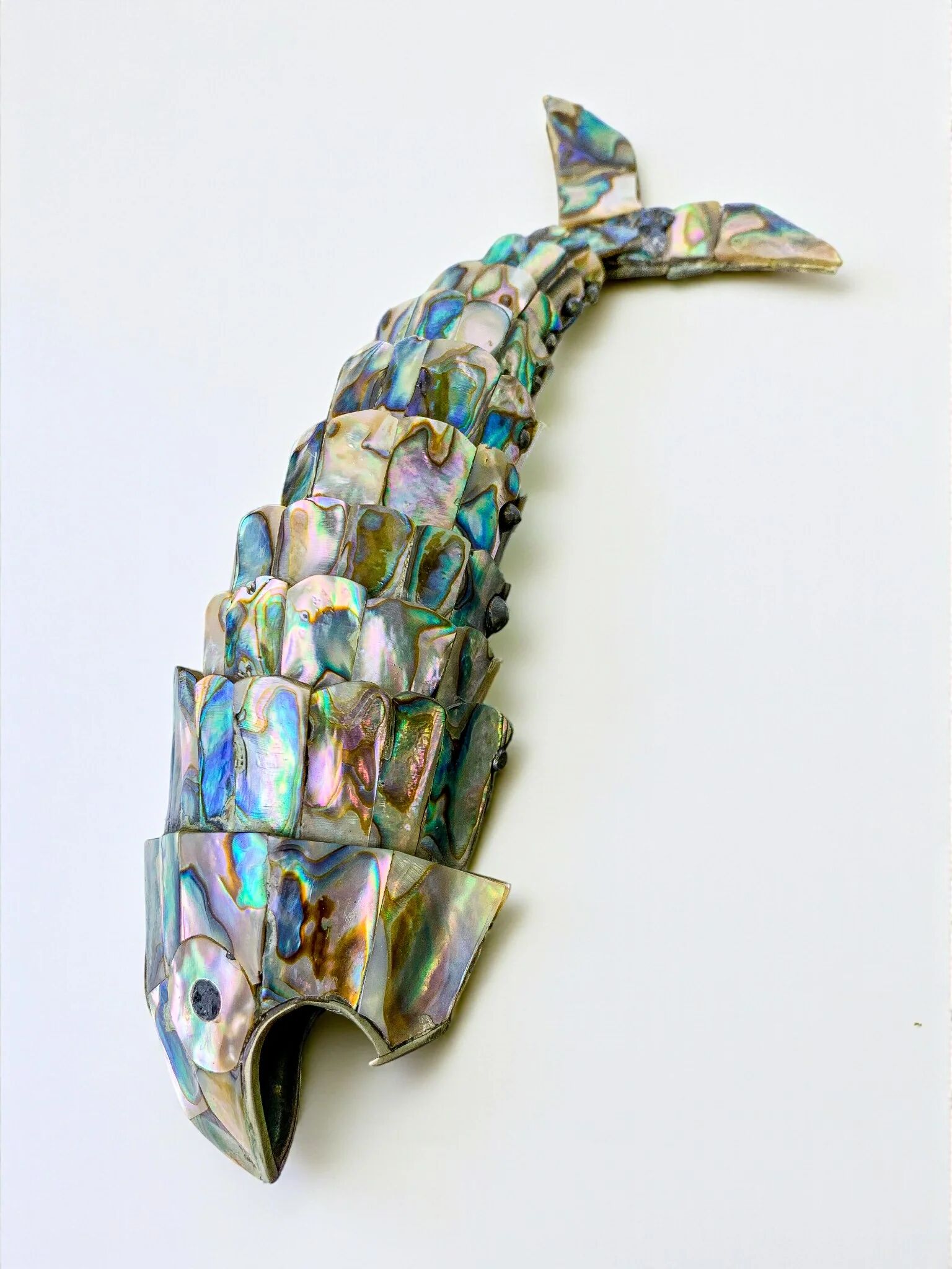 Ouvre-bouteille en forme de poisson en laiton avec coquille d'ormeau articulée, Mexique, années 1980, 20 cm