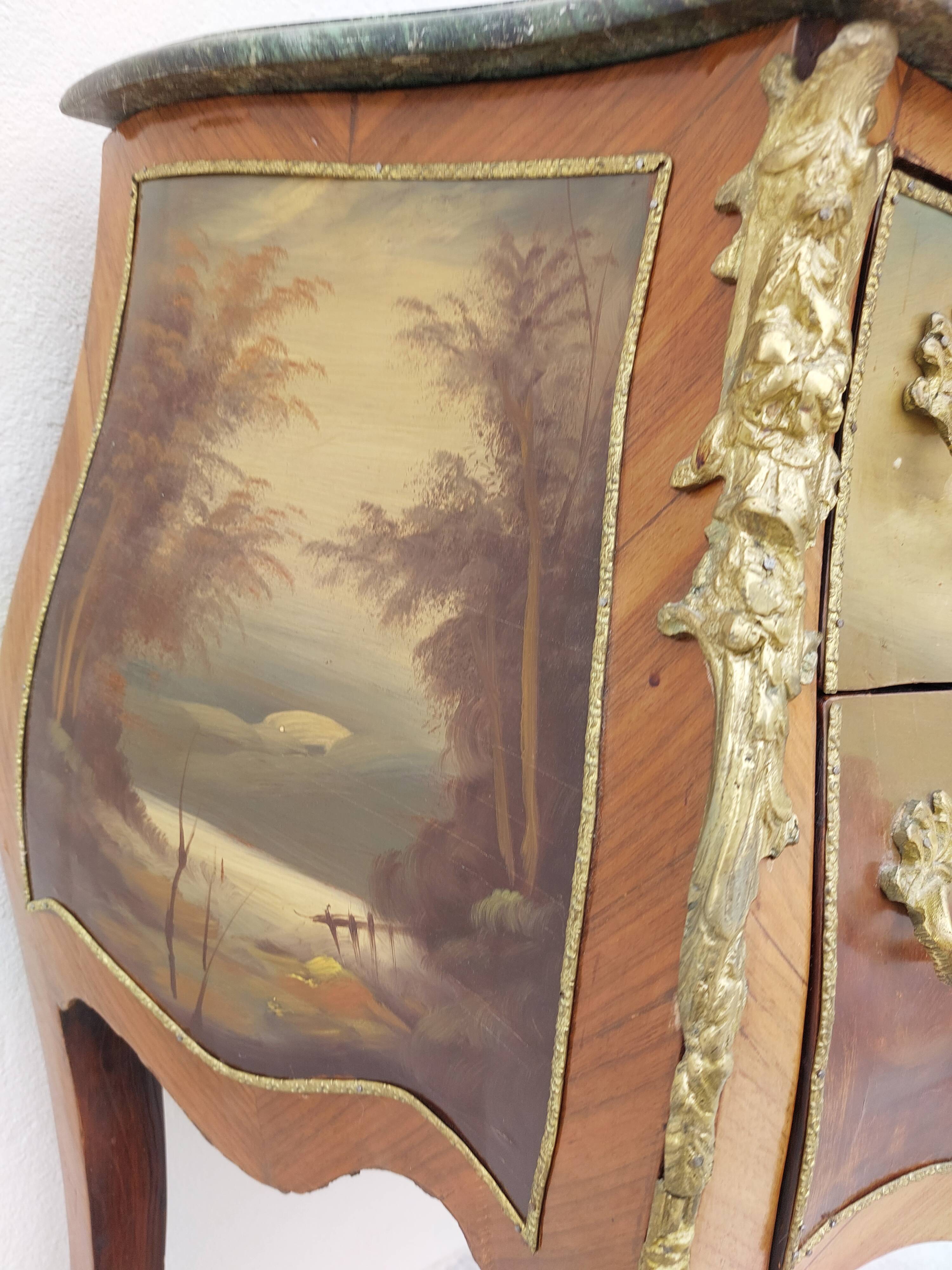 Louis XV curved chest of drawers in Martin varnished marquetry