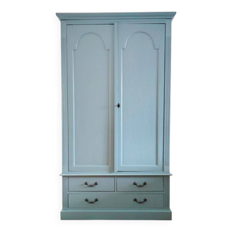 Armoire parisienne en pin massif – élégante & fonctionnelle