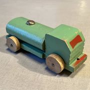 Camion citerne en bois, jouet ancien