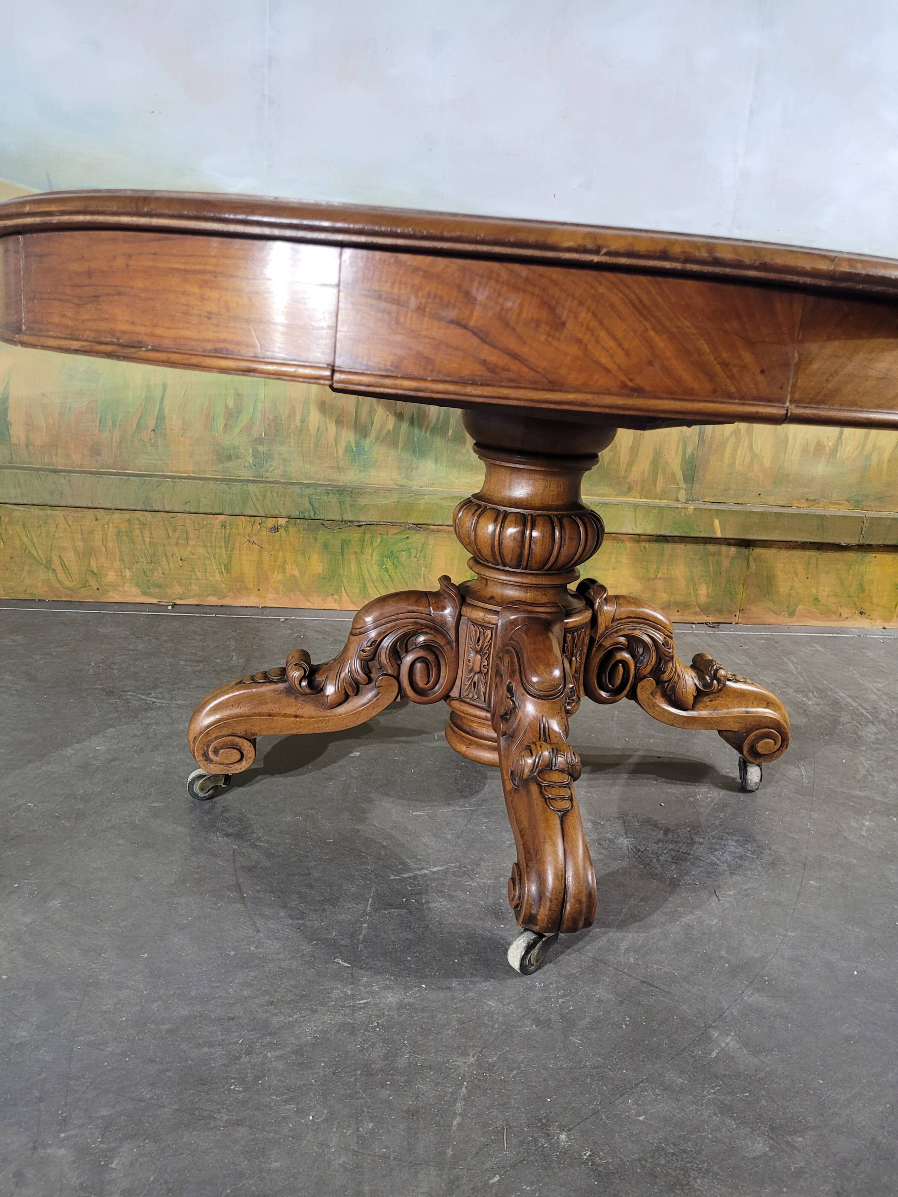 19th century walnut pedestal table with central leg