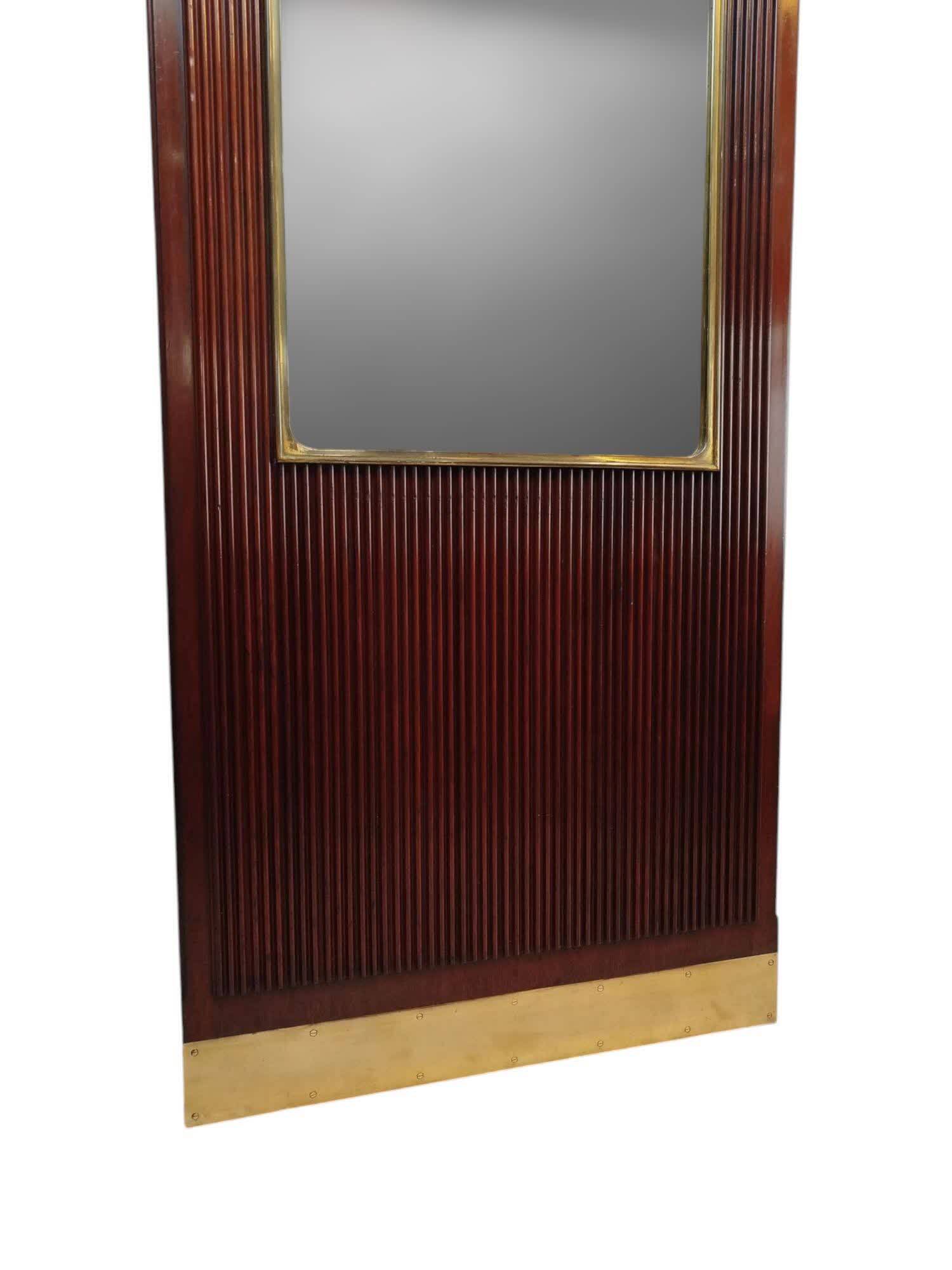 Floor mirror with fluted wood and brass lamp, Buffa/Borsani style.