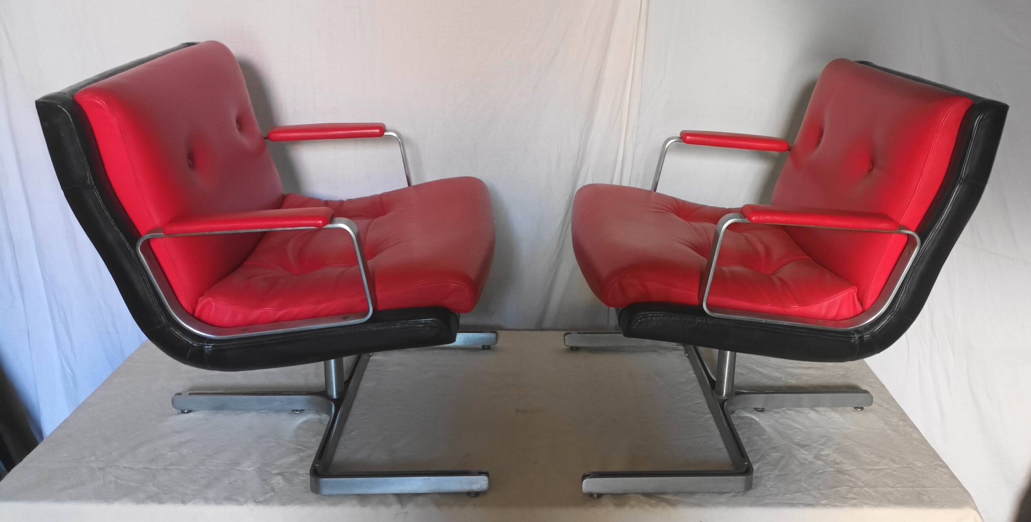 Paire de fauteuil en cuir de Raphael Raffel des années 70