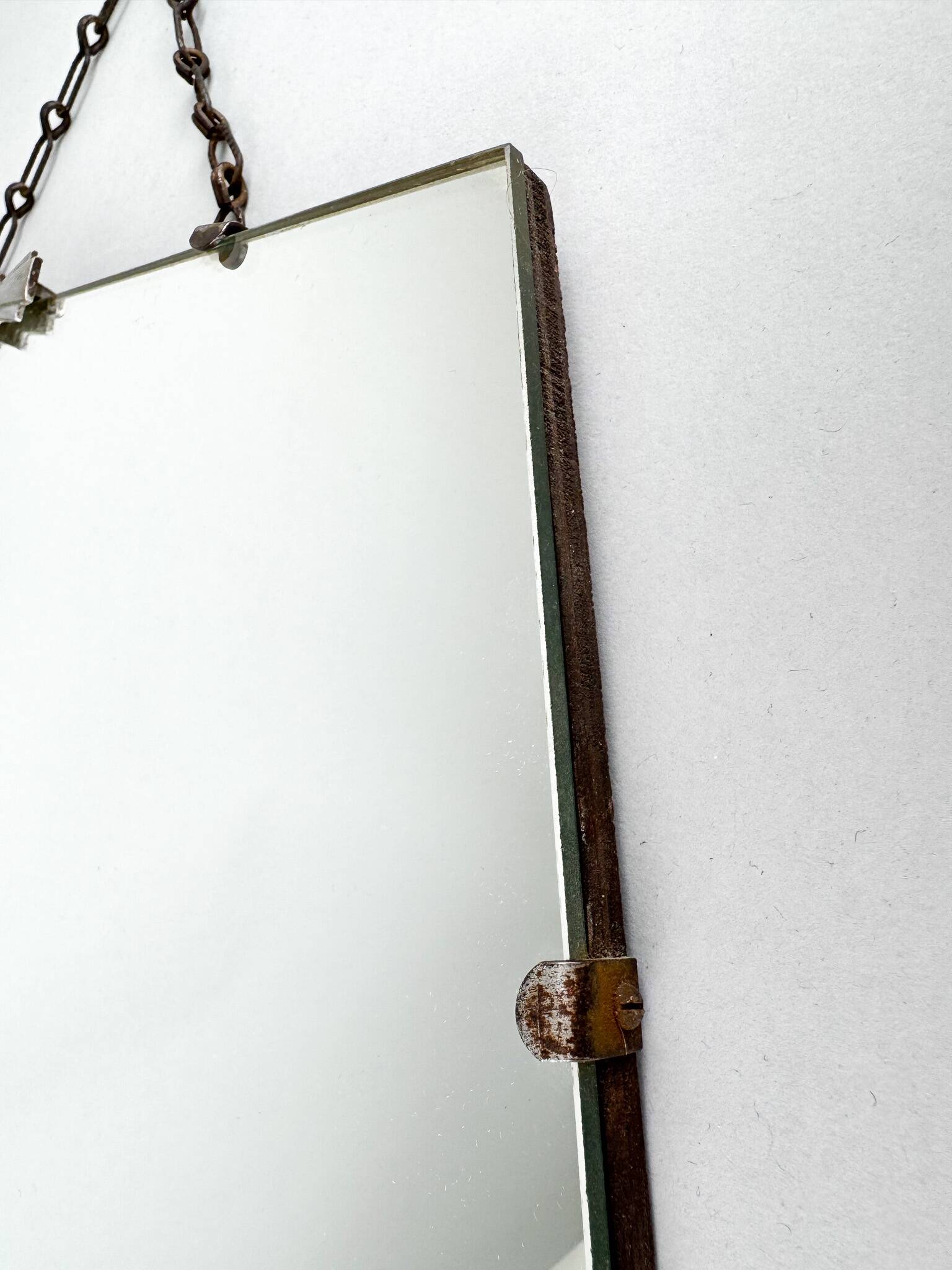 Miroir mural français des années 1950 avec garnitures chromées