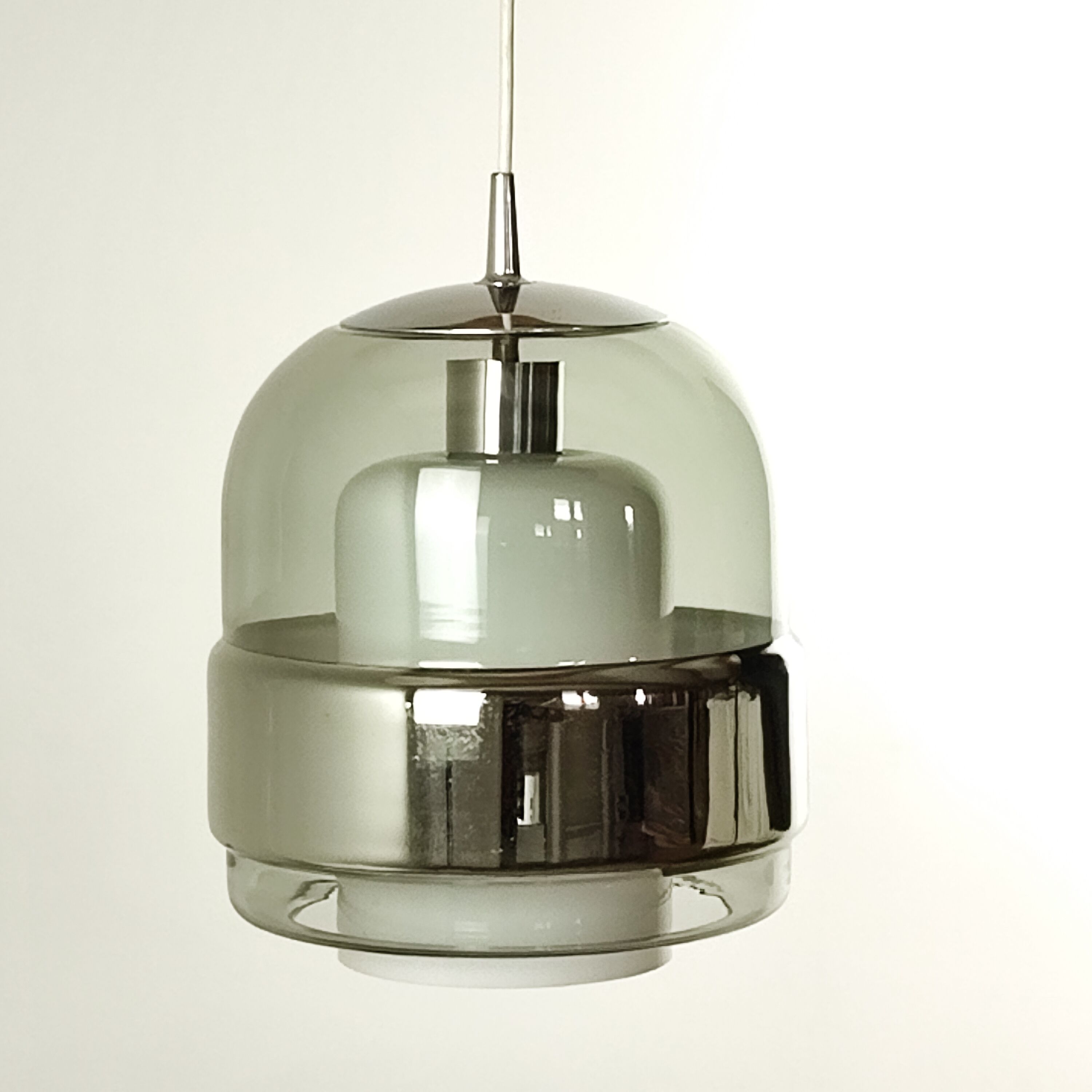 Glass and opaline suspension