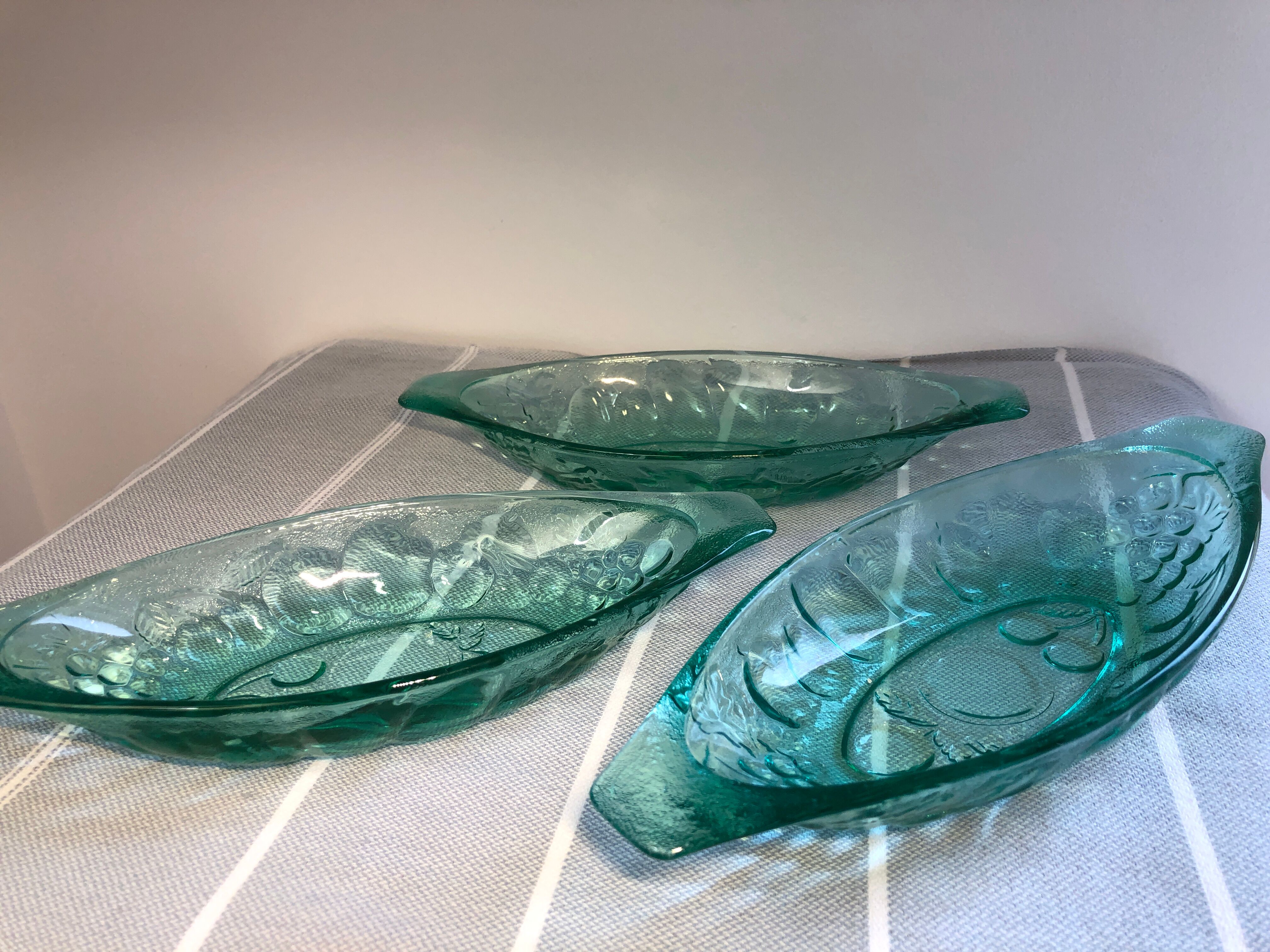 Ravier en verre vintage vert emeraude décor raisins