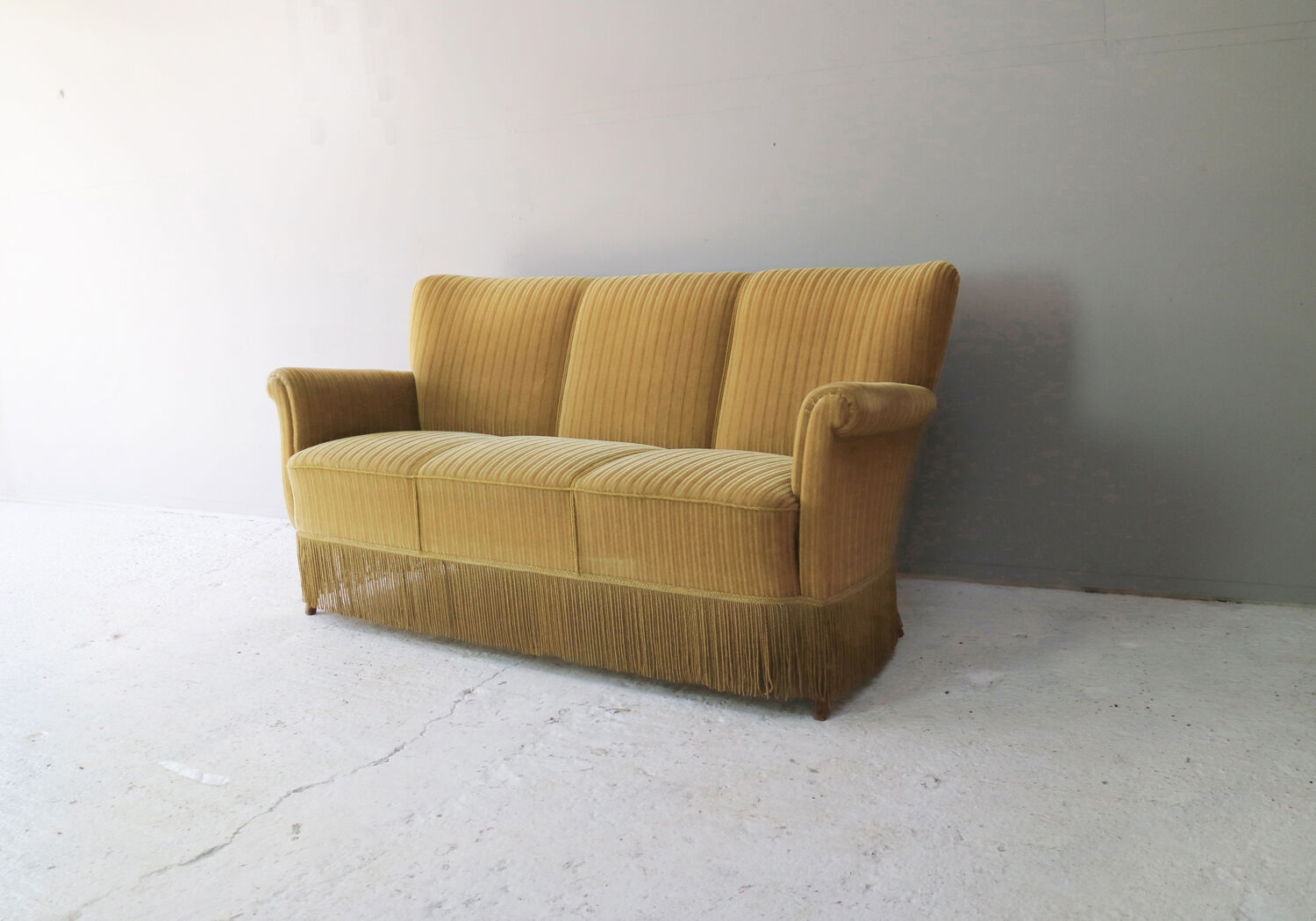 Canapé en velours jaune trois places danois 1930