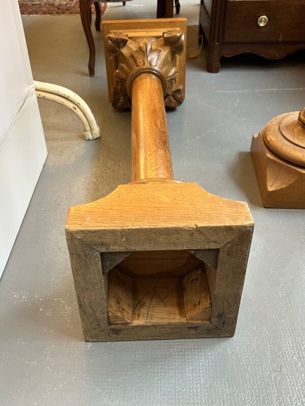 Paire de colonnes en chêne clair sculpté fin XIXe, belle qualité, chapiteau