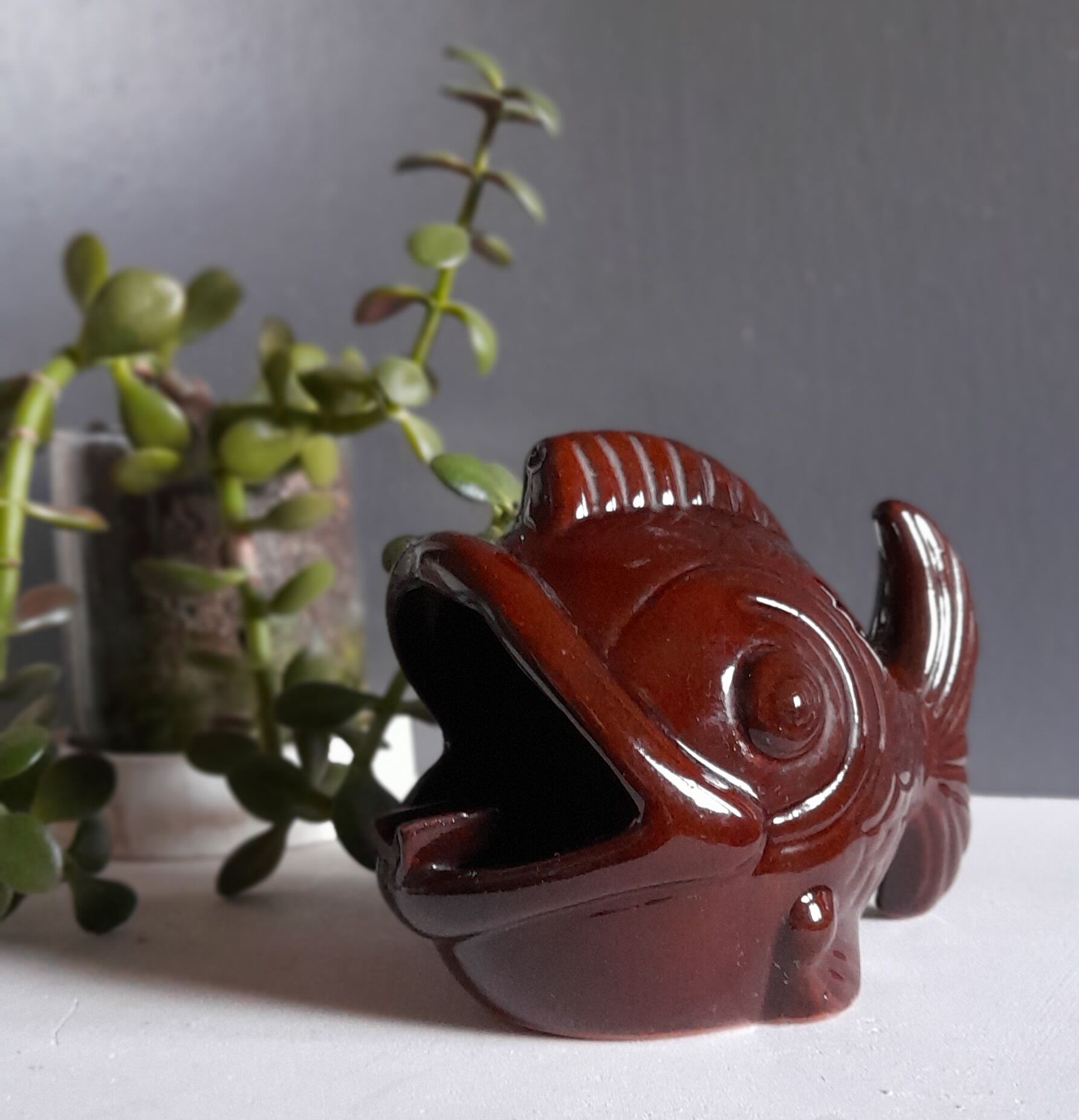 Cendrier poisson, céramique émaillée marron, art deco des années 40-50