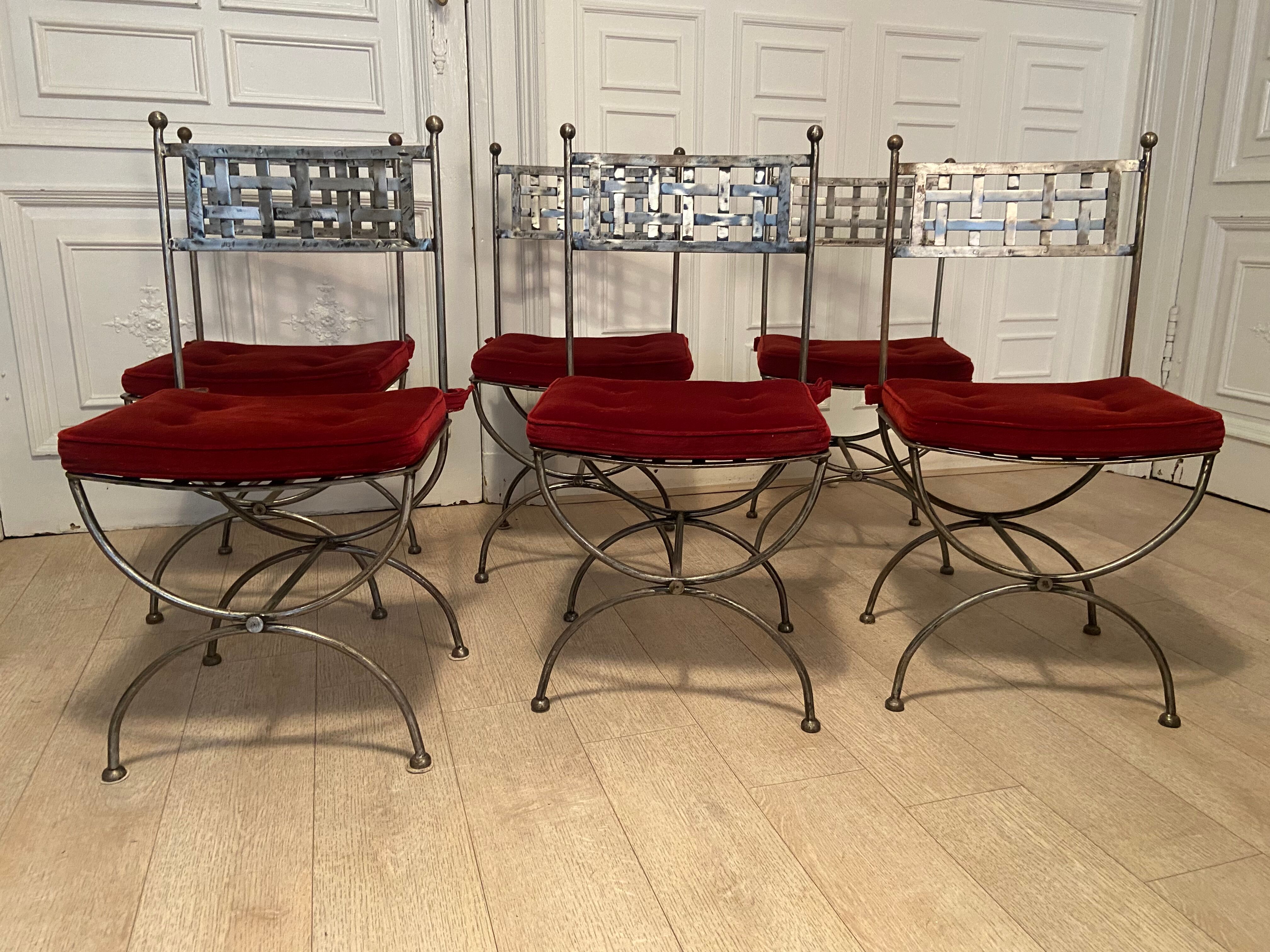 6 chaises curule en fer forgé avec assise en velours rouge