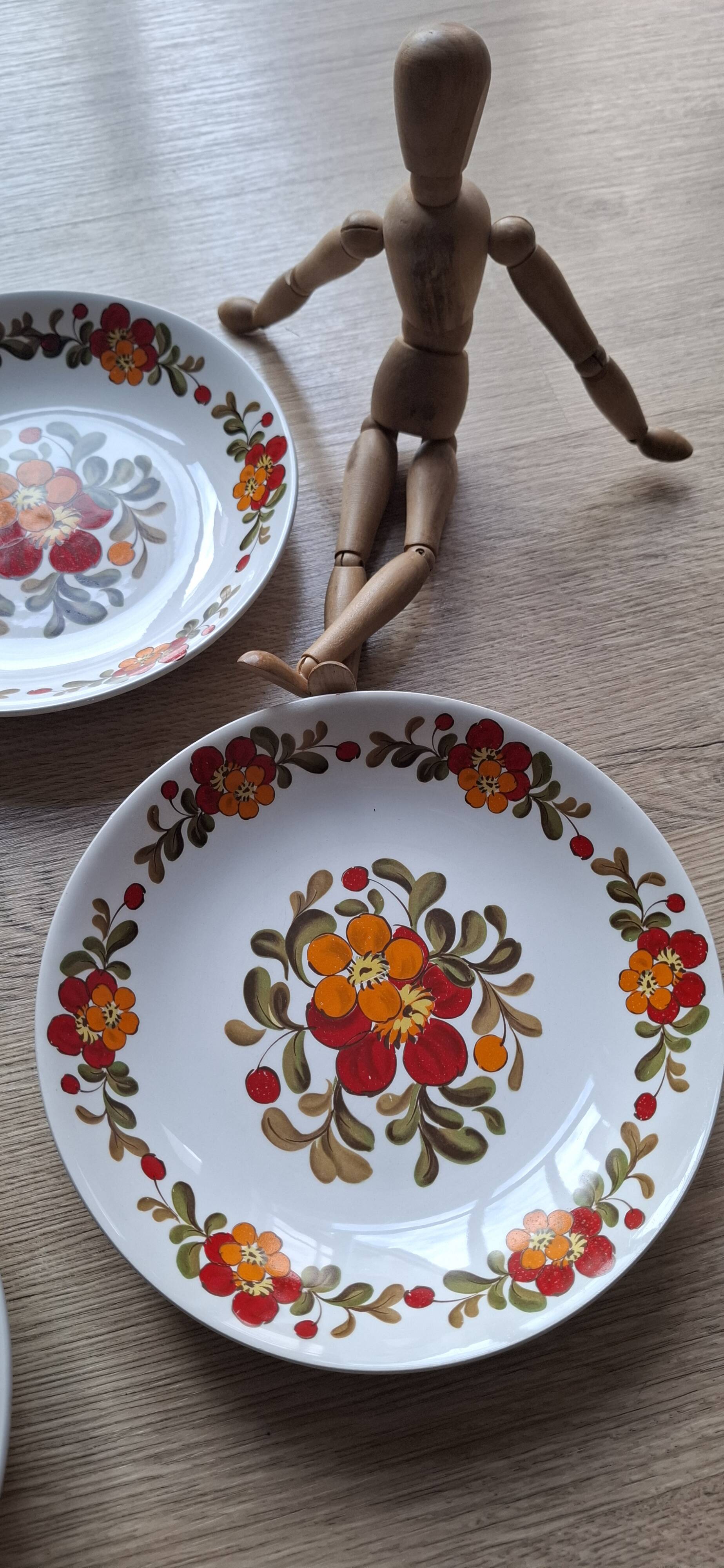 Set of 6 Moulin des Loups plates with red flowers