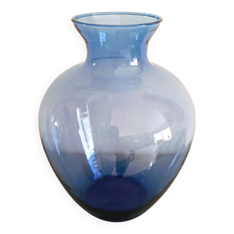 Vase en verre bleu