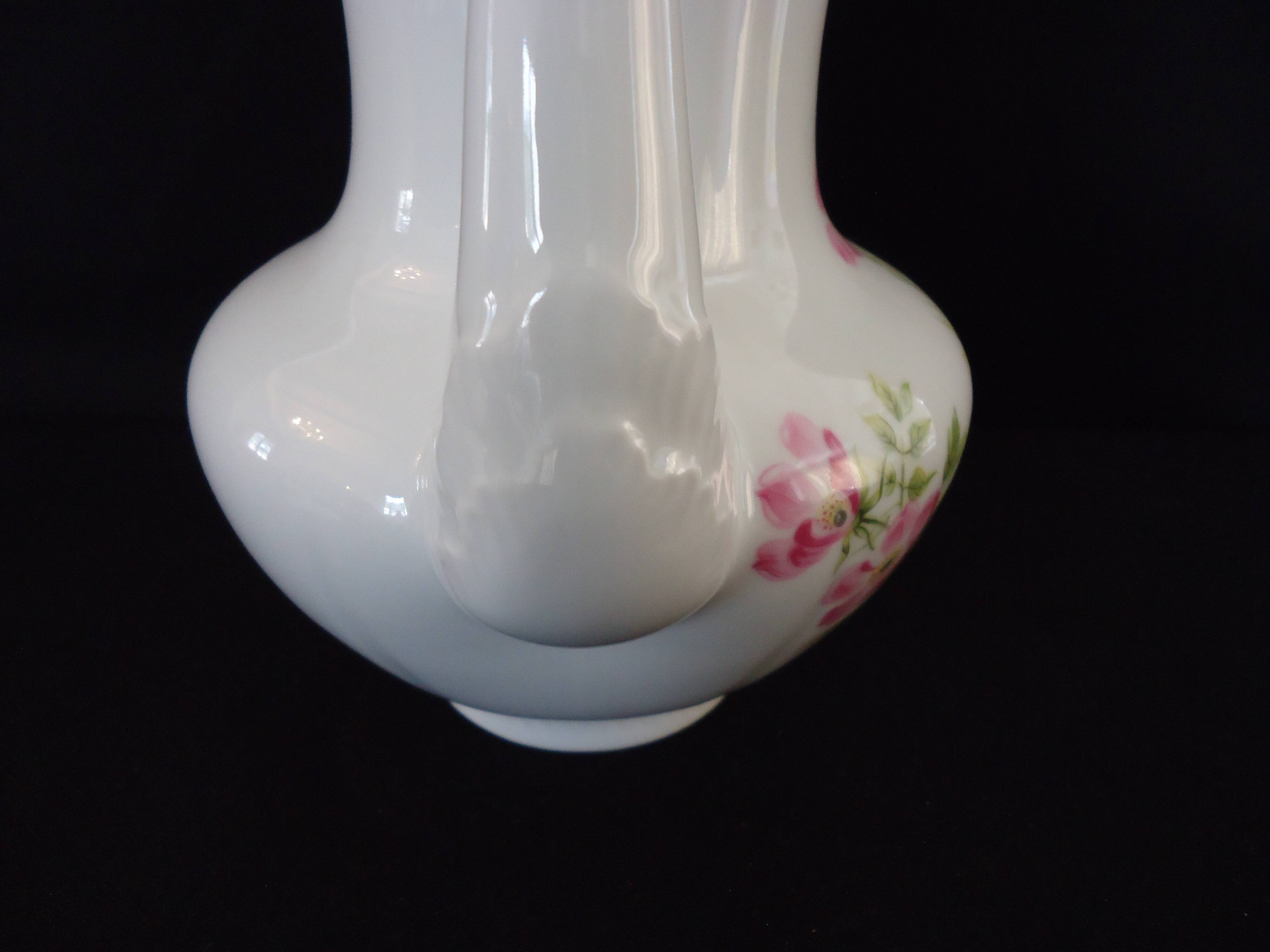 Pouring coffee pot, made of Limoges porcelain, Goumot Labesse (A565)