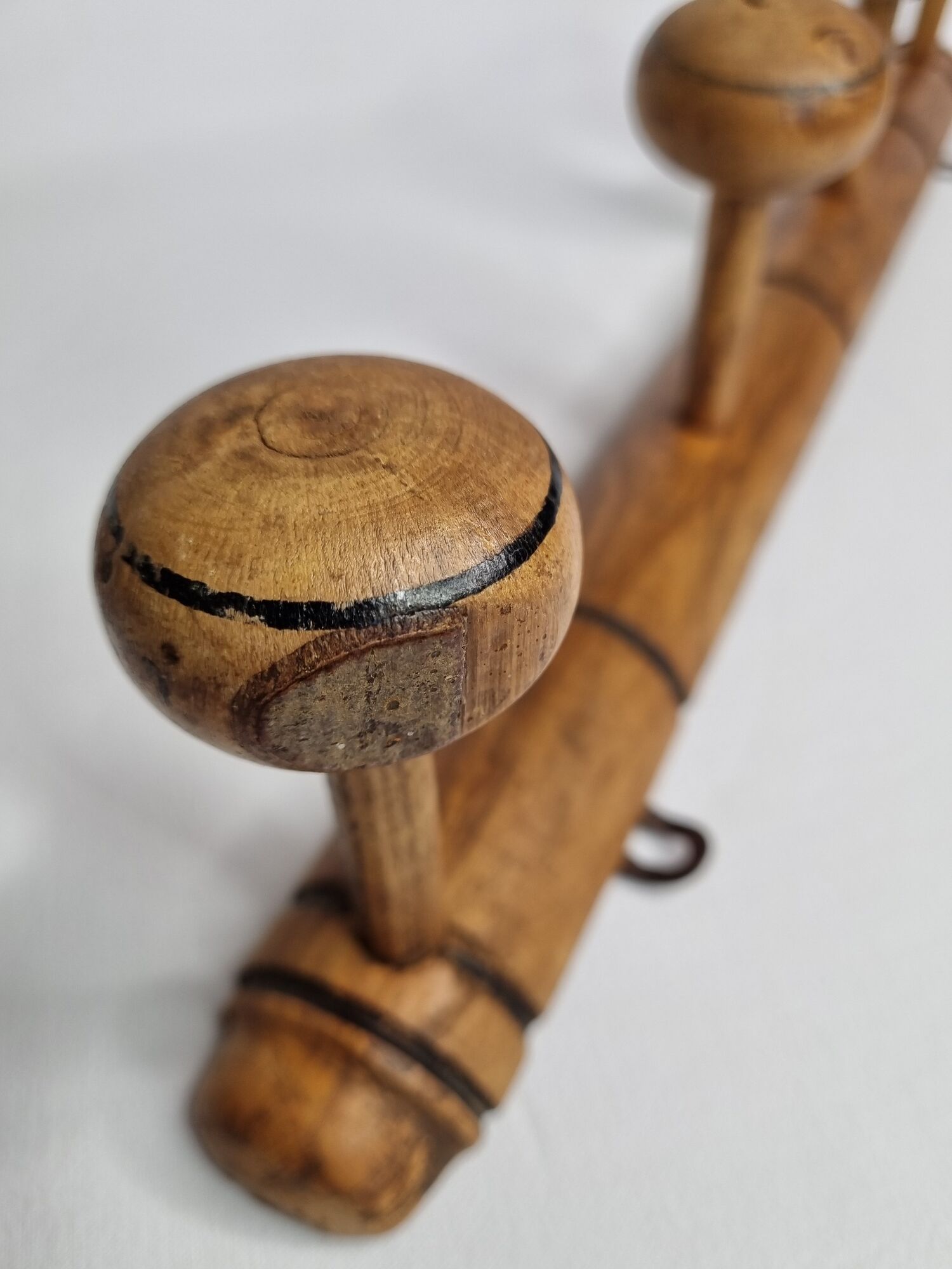 Wall door in old turned wood, 4 patères, 50 cm
