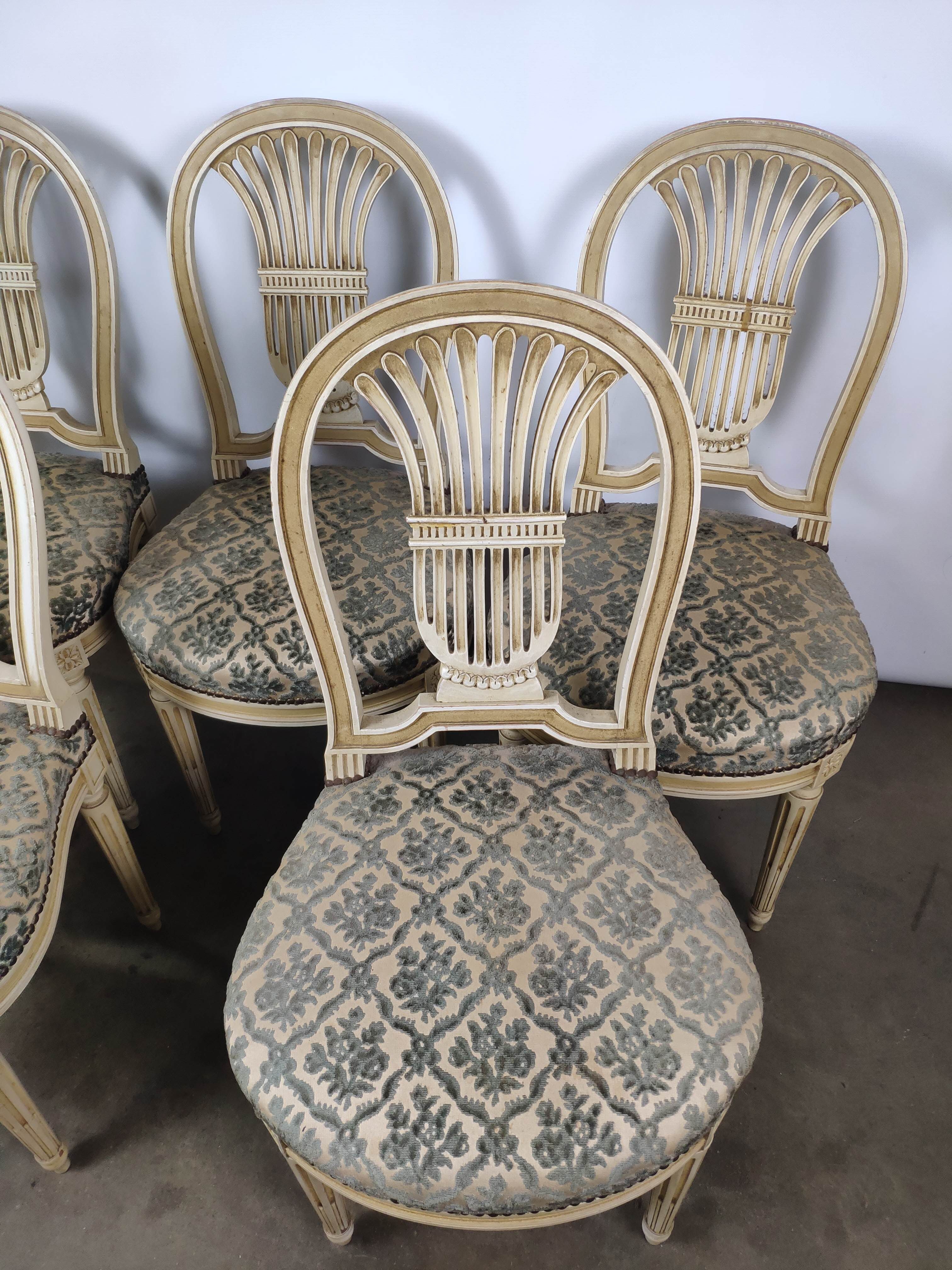5 chaises en bois laqué blanc style Louis XVI