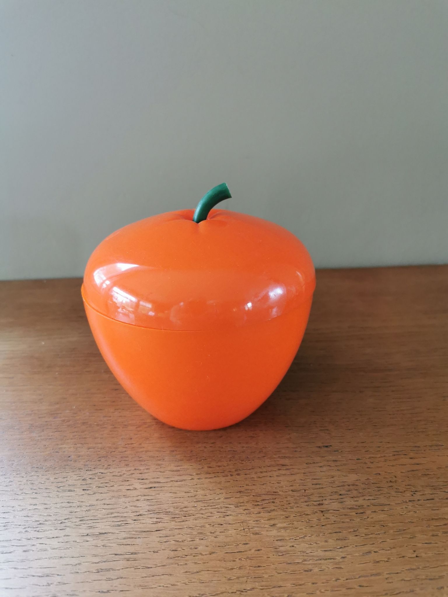 Apple ice bucket